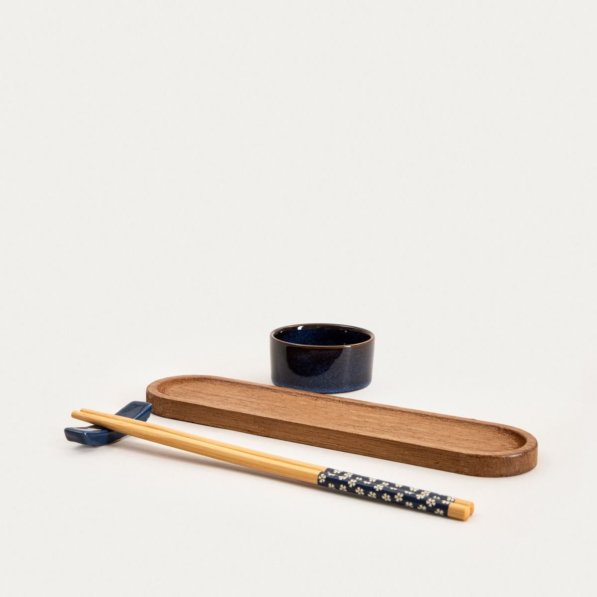Zestaw AKITA do sushi z granatowymi miseczkami i akacjowymi deskami 8 el.