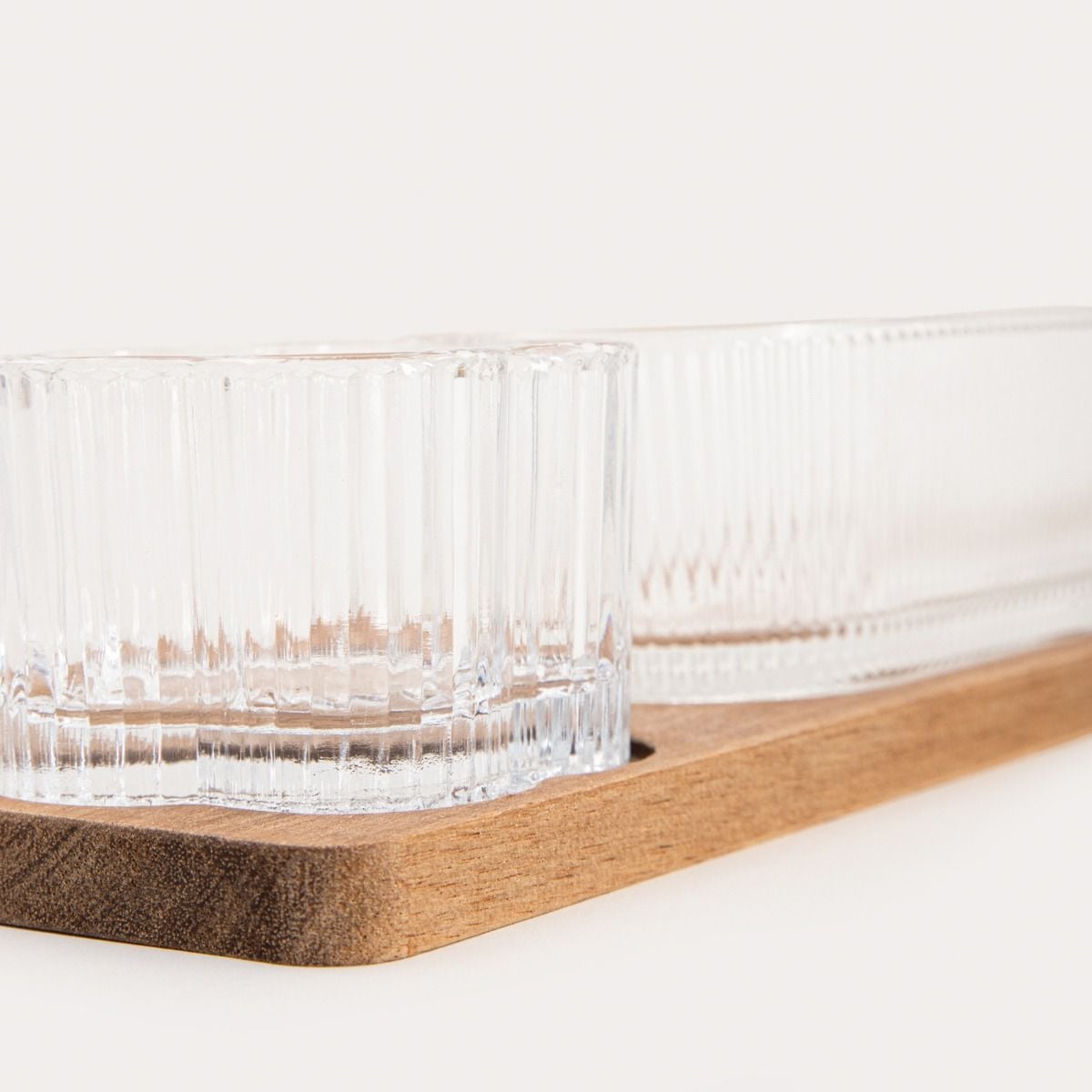 Zestaw do serwowania GIBARA na akacjowej podstawce ze szklanymi miseczkami, 33x8,5x6,5cm 3 el.