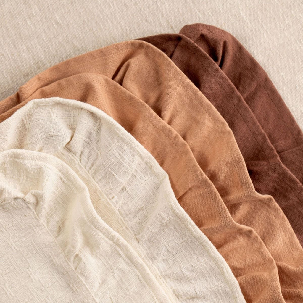 Maty stołowe KALIRA ecru z ozdobną teksturą i falbaną, zestaw 2 szt. 35x48cm